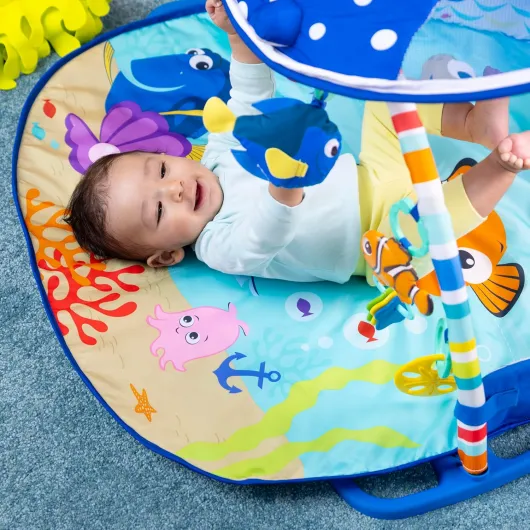 , Disney Baby, Tapis d’Eveil le Monde de Némo Mr - Ray Ocean Lights, Lumières et Plus de 20 minutes de Mélodies, Marionnette à Doigts Dory et Autres jouets Finding Nemo