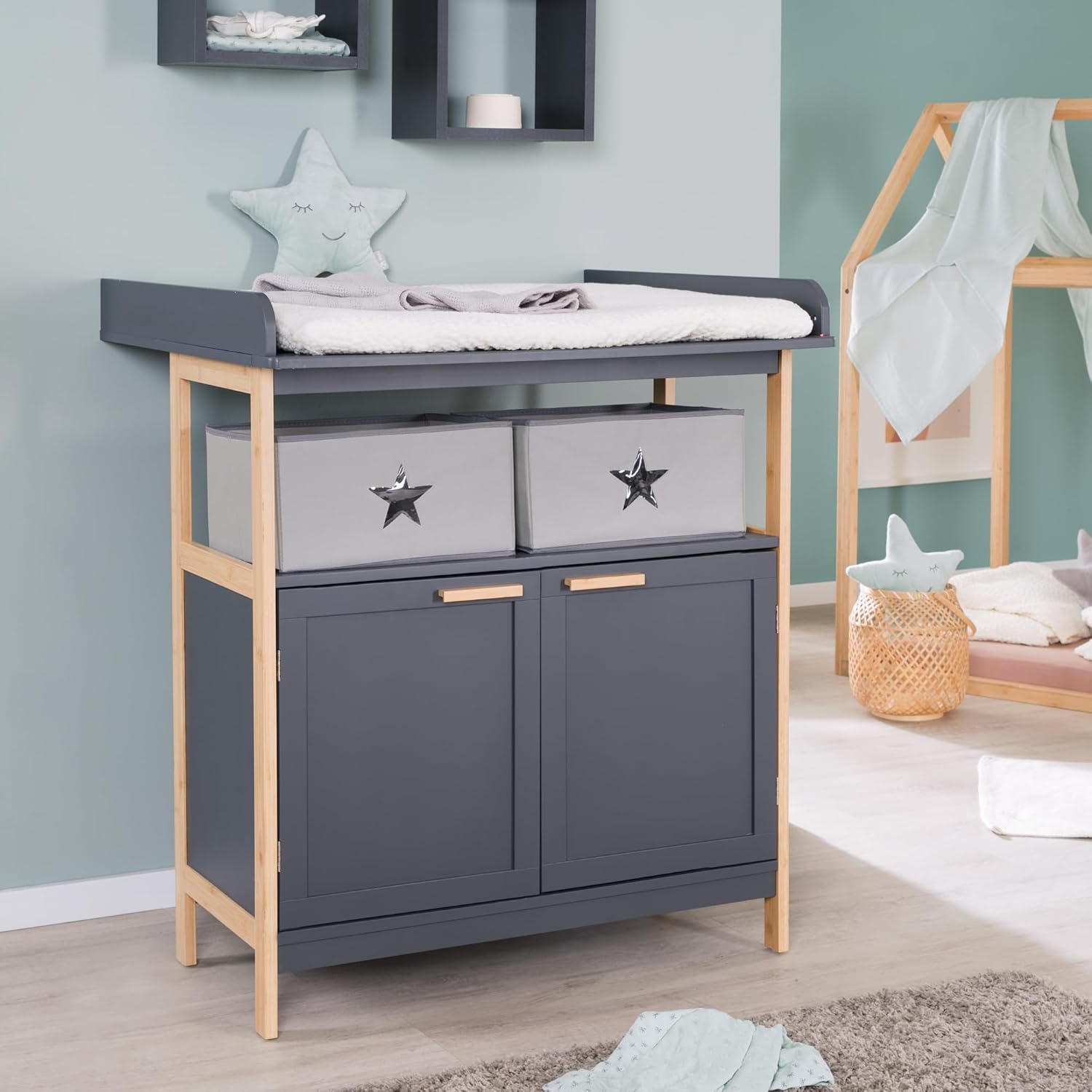 Commode à Langer Berlin en Bois de Bambou - 2 Portes et 1 Compartiment - 2 Boîtes en Toile et Fixation Murale Incluse - Plan Amovible pour Transition en Commode Simple - Anthracite Anthrazit / Bambus 2 Türen