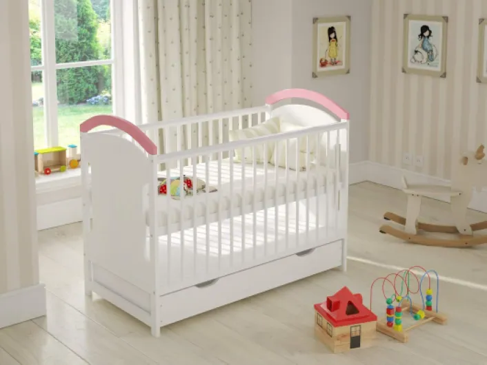 Lit Bébé Évolutif en Bois Rose 120x60 cm avec Barrière de Sécurité et Protections en Silicone – Lit Transformable pour Fille ou Garçon – Modèle Amie