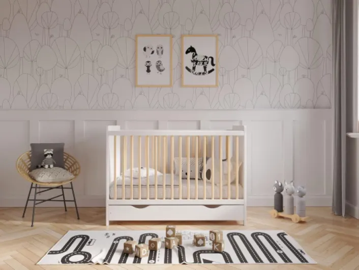 Lit Bébé Évolutif en Bois de Pin Blanc 120x60 cm avec Matelas en Mousse, Tiroir et Barrière de Sécurité – Lit Transformable pour Fille ou Garçon – Modèle Tokyo