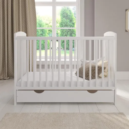 Lit Bébé Évolutif en Bois Blanc 120x60 cm avec Matelas en Mousse, Tiroir, Barrière de Sécurité et Protections en Silicone – Lit Transformable pour Fille ou Garçon – Modèle Jacob