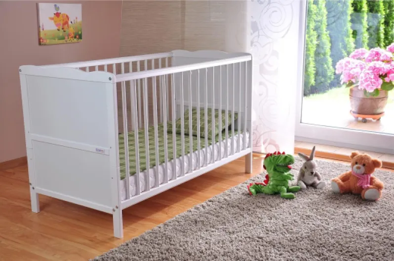 Marsell Lit bébé avec Matelas en Mousse Aloe Vera des Rails de Protection Réglables en Hauteur Blanc Transformable en lit Enfant