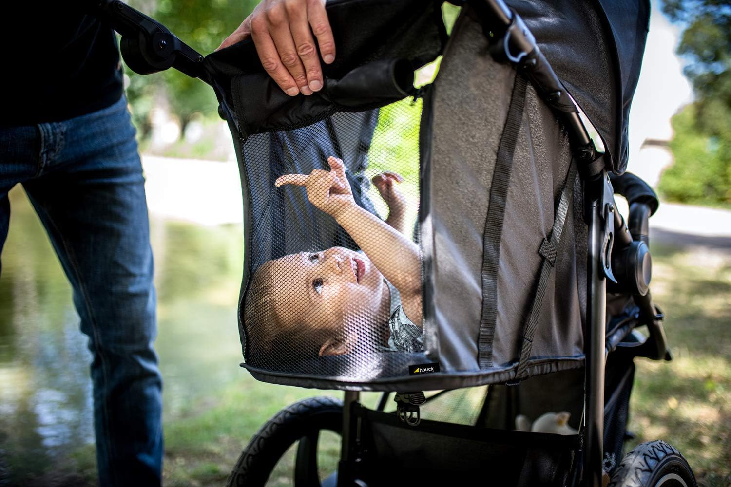 Poussette 3 Roues Runner 2, Grandes Roues Pneumatiques, Jusqu'à 22 kg, Pliable, Pare-Soleil UV 50+, Inclinable, Guidon Réglable, Panier XL Jusqu'à 3 kg, Noir Noir/blanc