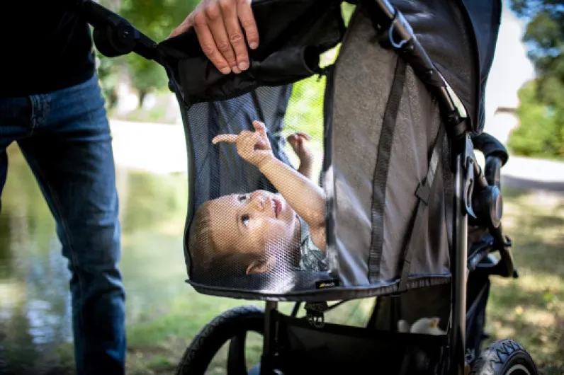 Poussette 3 Roues Runner 2, Grandes Roues Pneumatiques, Jusqu'à 22 kg, Pliable, Pare-Soleil UV 50+, Inclinable, Guidon Réglable, Panier XL Jusqu'à 3 kg, Noir Noir/blanc