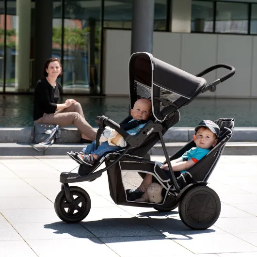 Freerider Poussette Double 3 Roues pour 2 Enfants - Siège Avant Inclinable dès la Naissance – Siège Arrière dès 6 Mois – Charge 15 kg par Siège – Poignée Réglable, Habillage Pluie Inclus - Noir