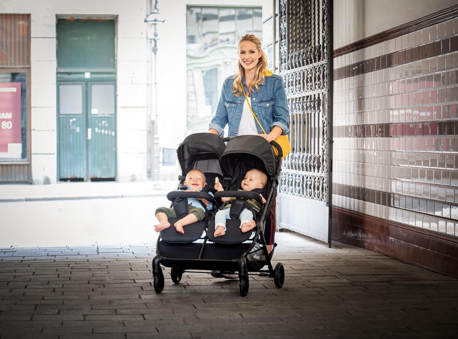 Poussette Double Swift X Duo – pour Jumeaux ou Enfants d’Âges Rapprochés dès Naissance jusqu’à 3 Ans (15 kg chacun) – Panier XL, Pliable d’une Seule Main, Dossiers Inclinables, Noir Noir Poussette Swift X Duo