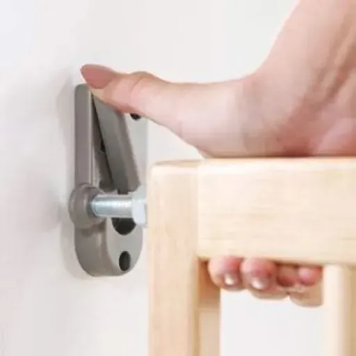 Test Barrière de Sécurité en Bois Lindam : flexible et sécurisée pour les petits espaces