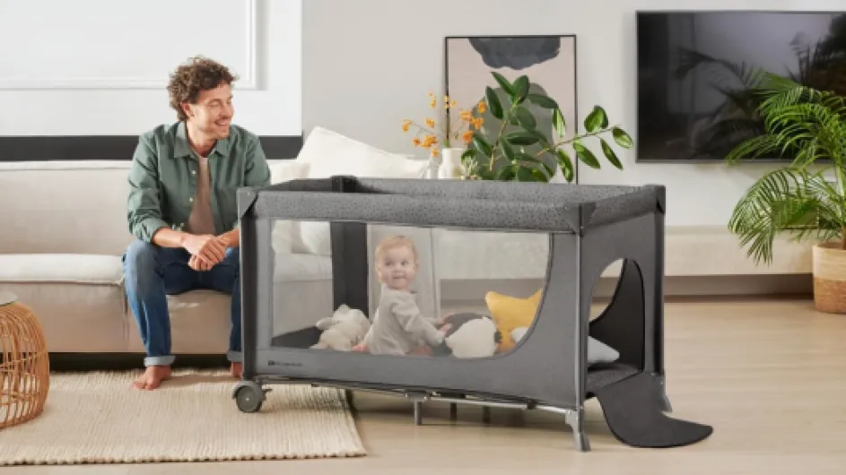 Kinderkraft Joy 2 Lit Parapluie 2 en 1, Lit bébé de la Naissance Jusqu’à 15 kg, 120 x 60 cm, Facile à Plier, Étagères pour Les Couches, Beige Contemporain Beige