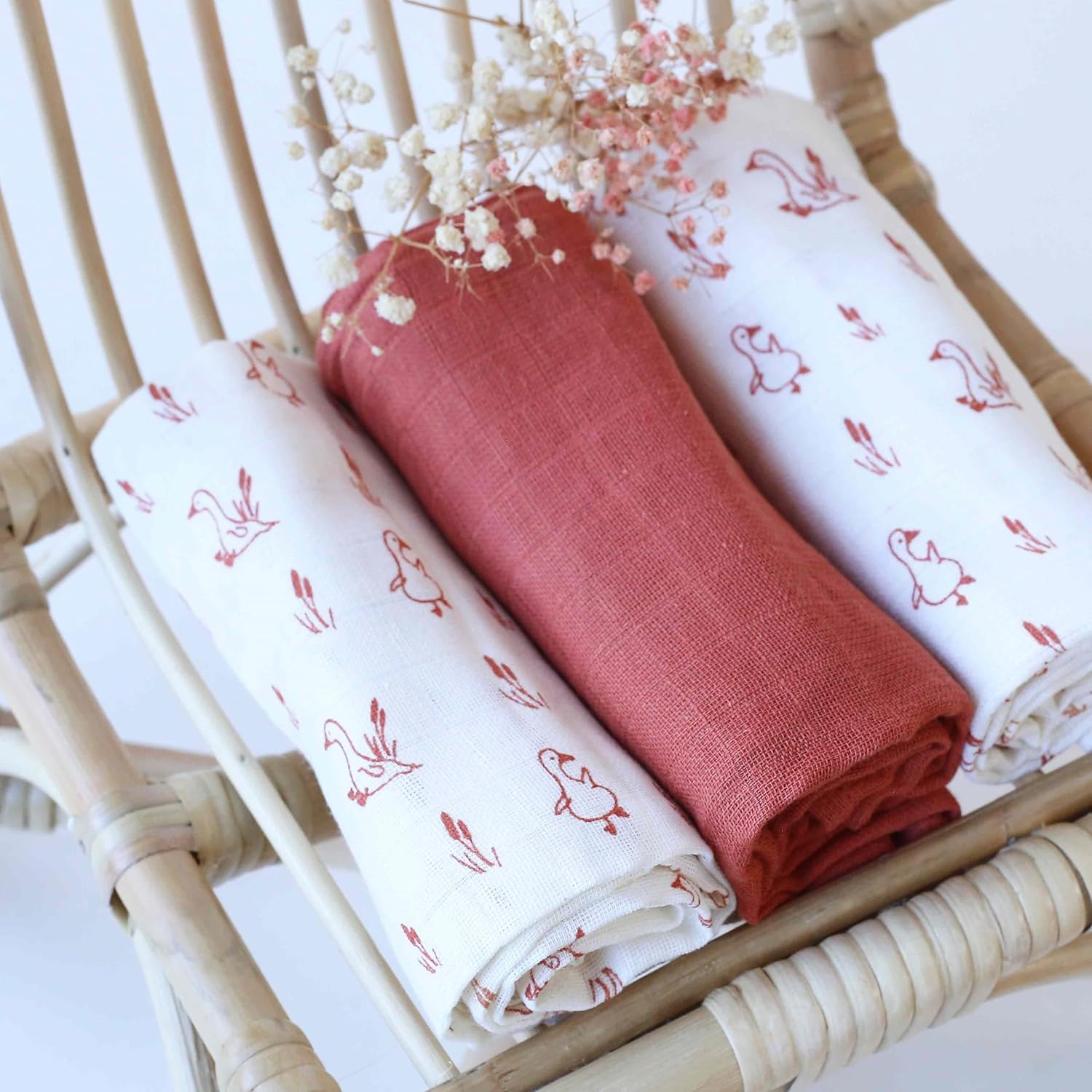 Lot de 3 Langes bébé - Carrés de Mousseline Coton 70x70cm - Multi-usages: Couverture, Doudou, Bavoir, Protection Solaire - Certificié OEKO-TEX® STANDARD 100 - Motif Oie - Terracotta Motif Oie - Terracotta 3 Langes