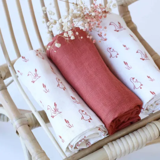 Lot de 3 Langes bébé - Carrés de Mousseline Coton 70x70cm - Multi-usages: Couverture, Doudou, Bavoir, Protection Solaire - Certificié OEKO-TEX® STANDARD 100 - Motif Oie - Terracotta Motif Oie - Terracotta 3 Langes