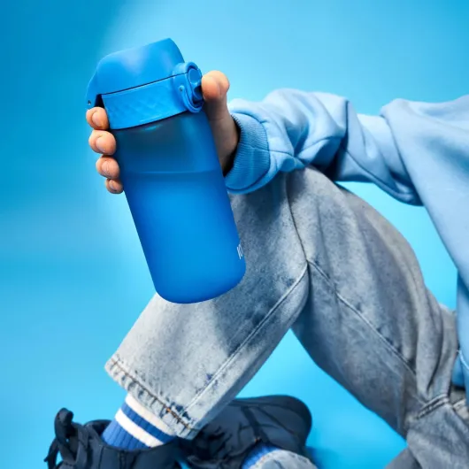 Gourde Enfant, 350ml, Anti-Fuite, Facile à Ouvrir, Verrouillage Sécurisé, Lavable en Lave-Vaisselle, Sans BPA, Poignée de Transport, Facile à Nettoyer, Carbone Neutre, Bleu Evo Bleu