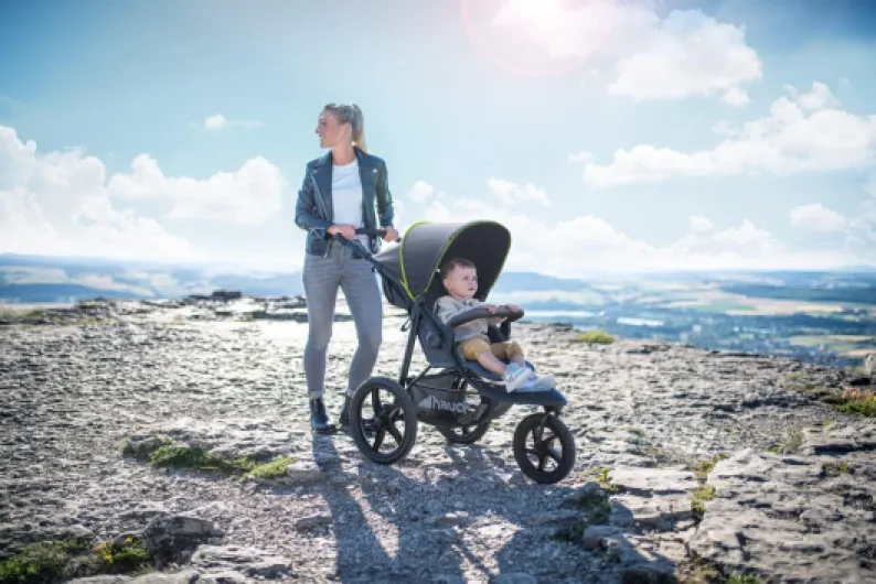 Poussette 3 Roues Runner, Grandes Roues Pneumatiques, Jusqu'à 22 kg, Pliable, Position Allongée, Guidon Réglable, Panier XL Jusqu'à 3 kg, Noir Néon Jaune Black/Neon Yellow