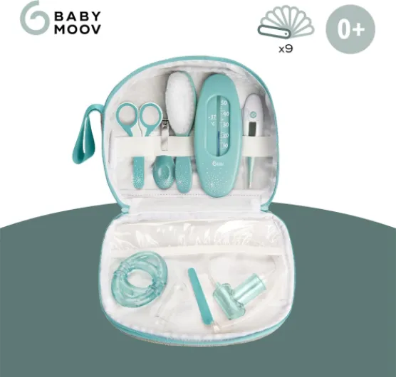 Trousse de Soin Bébé - Dès la naissance - Grand Format - Kit Complet 9 Accessoires dont Brosse à Cheveux, Thermomètre digital, Thermomètre de bain, Coupe Ongles - Garantie à vie Aqua