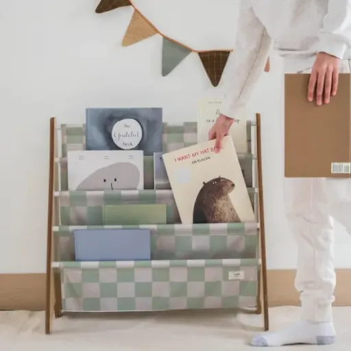 Test 3 Sprouts Bibliothèque Enfant Damier Vert : le petit meuble qui donne enfin envie aux kids de ranger leurs livres