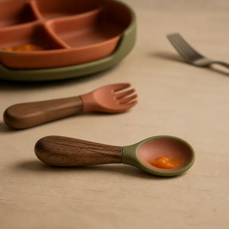 Apprendre à manger seul à 12 mois : les couverts qui aident, ceux qui frustrent, et la patience qu'il faut